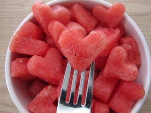 过量吃瓜容易腹痛腹泻吗,揭秘夏日消暑食品的潜在风险